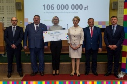 Symboliczny czek na gruntową termomodernizację budynku Domu Dziecka w Pawłówce