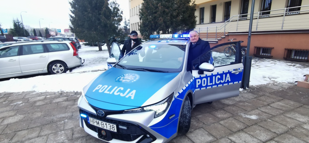 Przekazanie samochodu służbowego Komendzie Miejskiej Policji w Suwałkach - Kliknięcie spowoduje wyświetlenie powiększenia zdjęcia