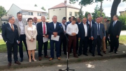 Konferencja prasowa samorządowców w sprawie budowy drogi ekspresowej na trasie drogi nr 8, tj. od Augustowa do Białegostoku.