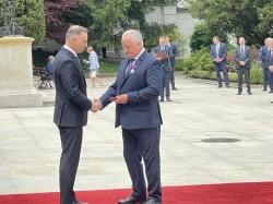 Starosta Suwalski Witold Kowalewski z odznaczeniem państwowym od Prezydenta RP Andrzeja Dudy