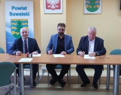Podpisanie umowy na „Przebudowę odcinka drogi powiatowej nr 1153B Suwałki – Okuniowiec – Kaletnik – Wiatrołuża – Zaboryszki”