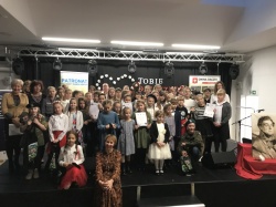 Uroczystości z okazji Święta Niepodległości Polski w sali Gminnego Ośrodka Kultury w Raczkach
